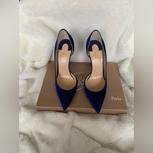 Size 6.5. Beautiful blue suede color perfect for fall and winter.